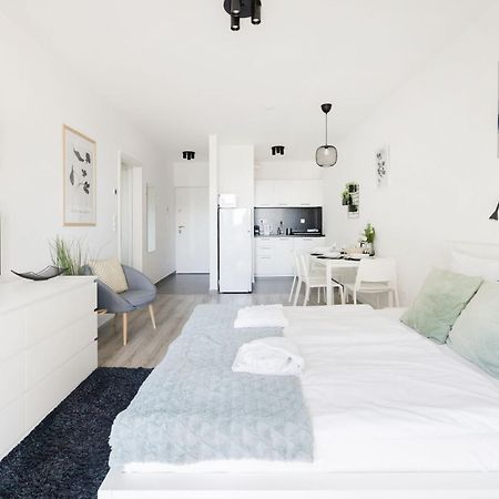 Modern Riverfront Apartment With Free Parking Boedapest Buitenkant foto
