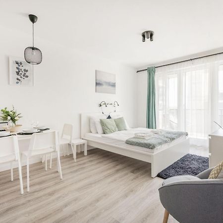 Modern Riverfront Apartment With Free Parking Boedapest Buitenkant foto