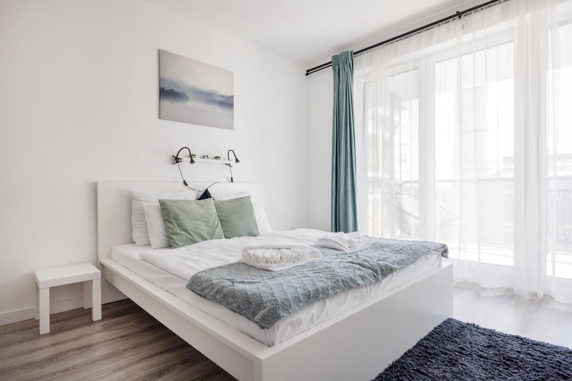 Modern Riverfront Apartment With Free Parking Boedapest Buitenkant foto