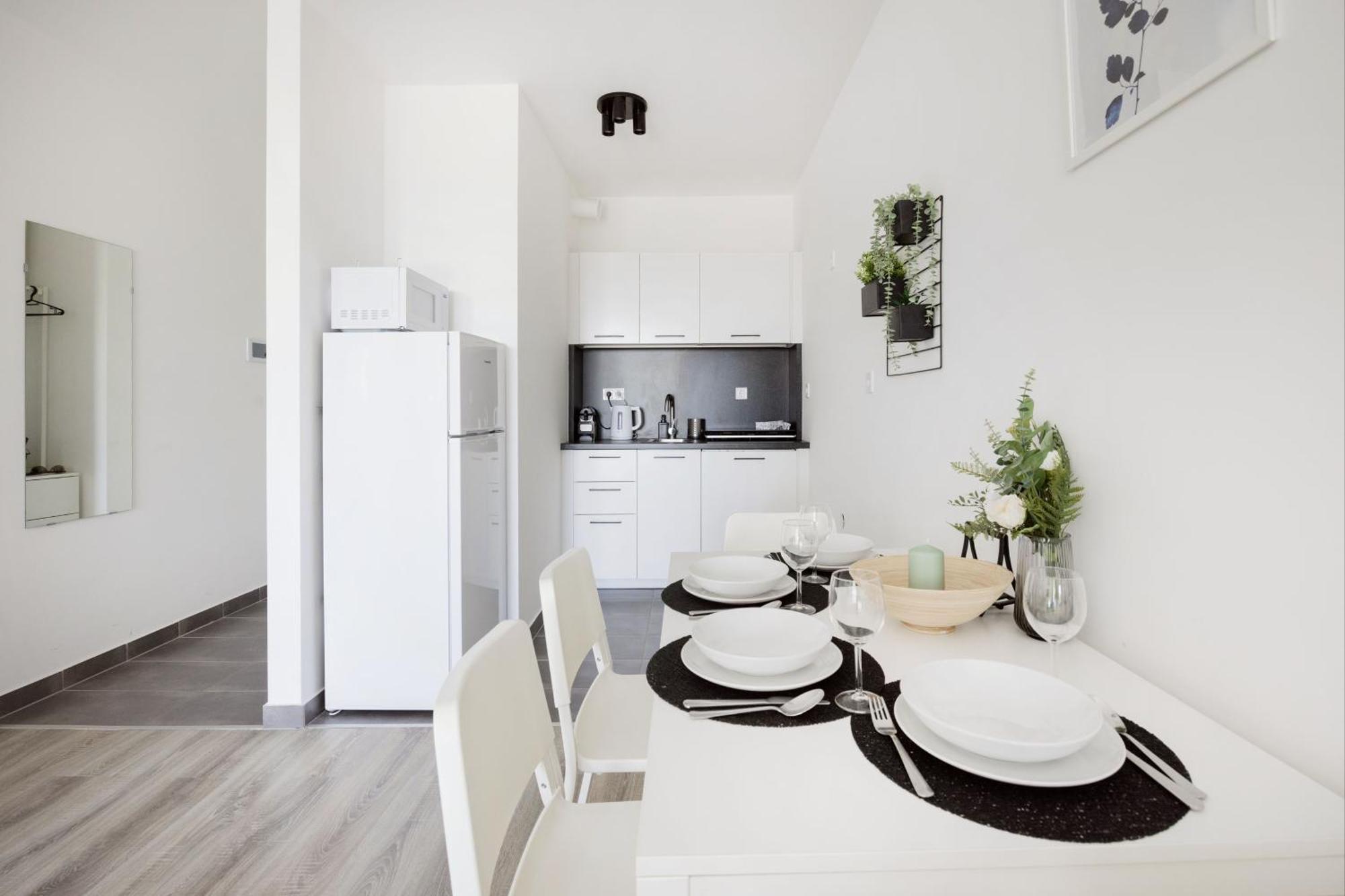 Modern Riverfront Apartment With Free Parking Boedapest Buitenkant foto