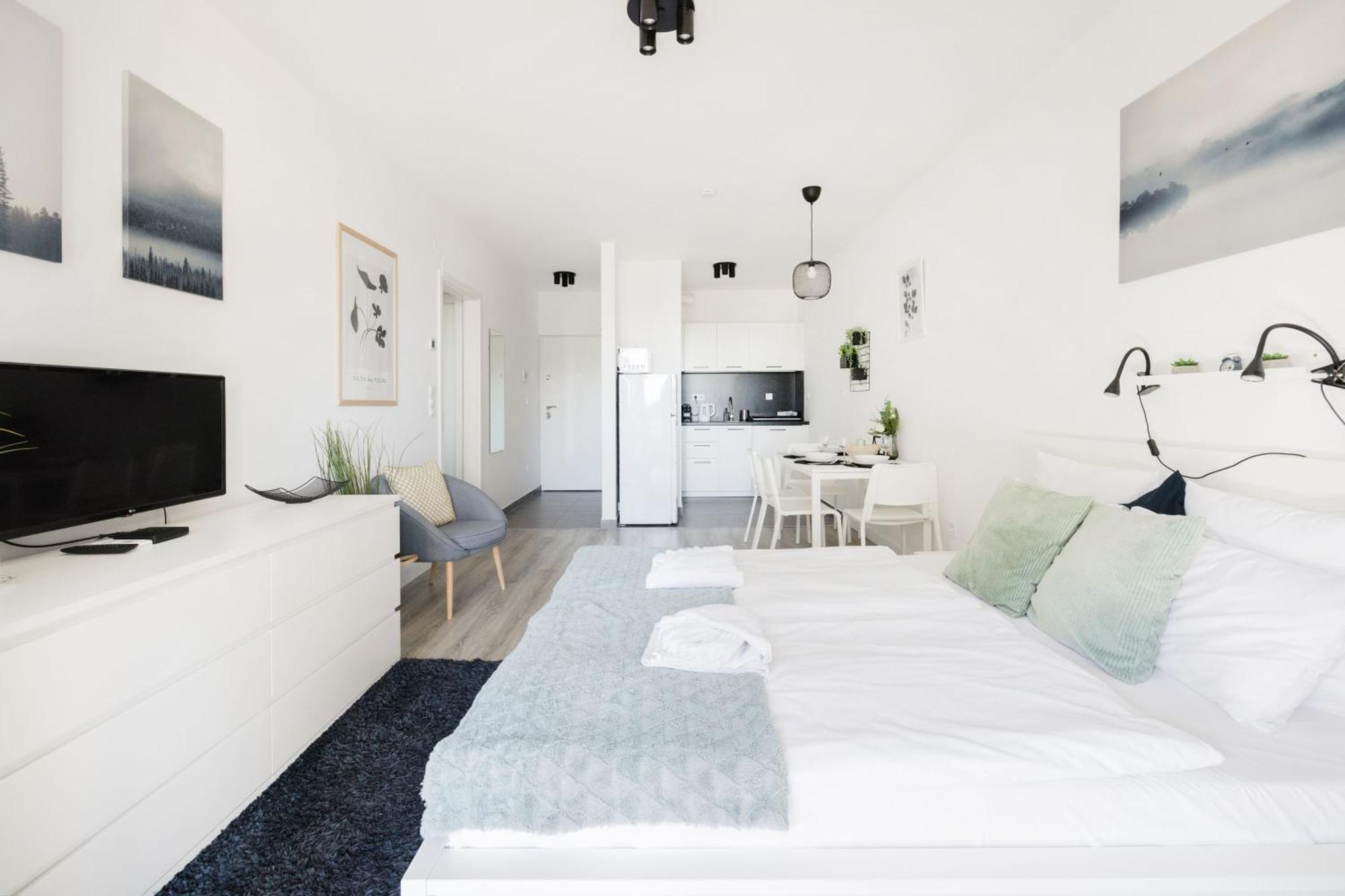 Modern Riverfront Apartment With Free Parking Boedapest Buitenkant foto