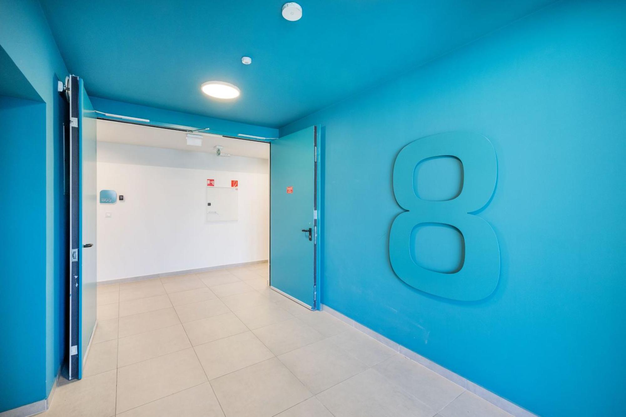 Modern Riverfront Apartment With Free Parking Boedapest Buitenkant foto