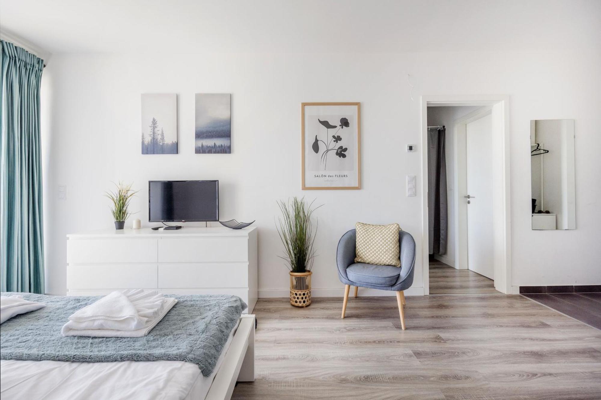 Modern Riverfront Apartment With Free Parking Boedapest Buitenkant foto