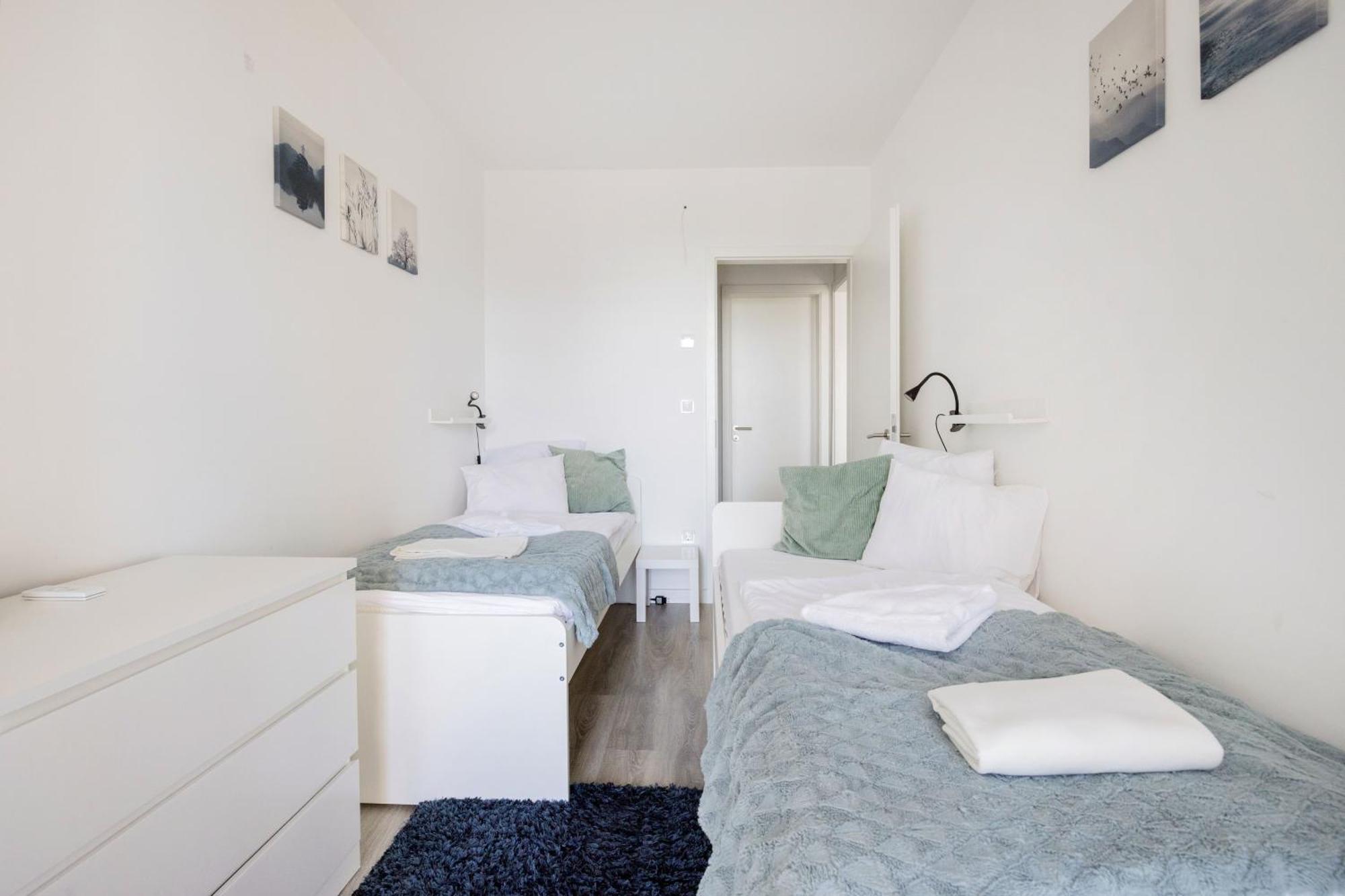 Modern Riverfront Apartment With Free Parking Boedapest Buitenkant foto