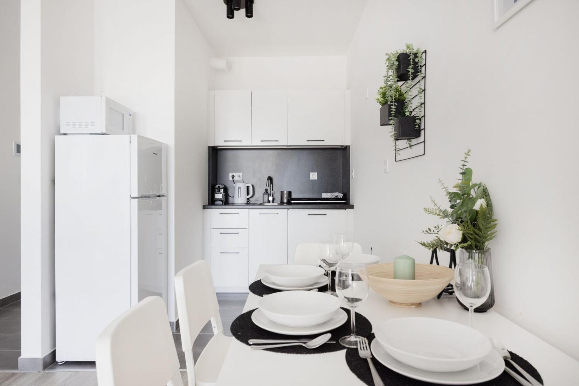 Modern Riverfront Apartment With Free Parking Boedapest Buitenkant foto