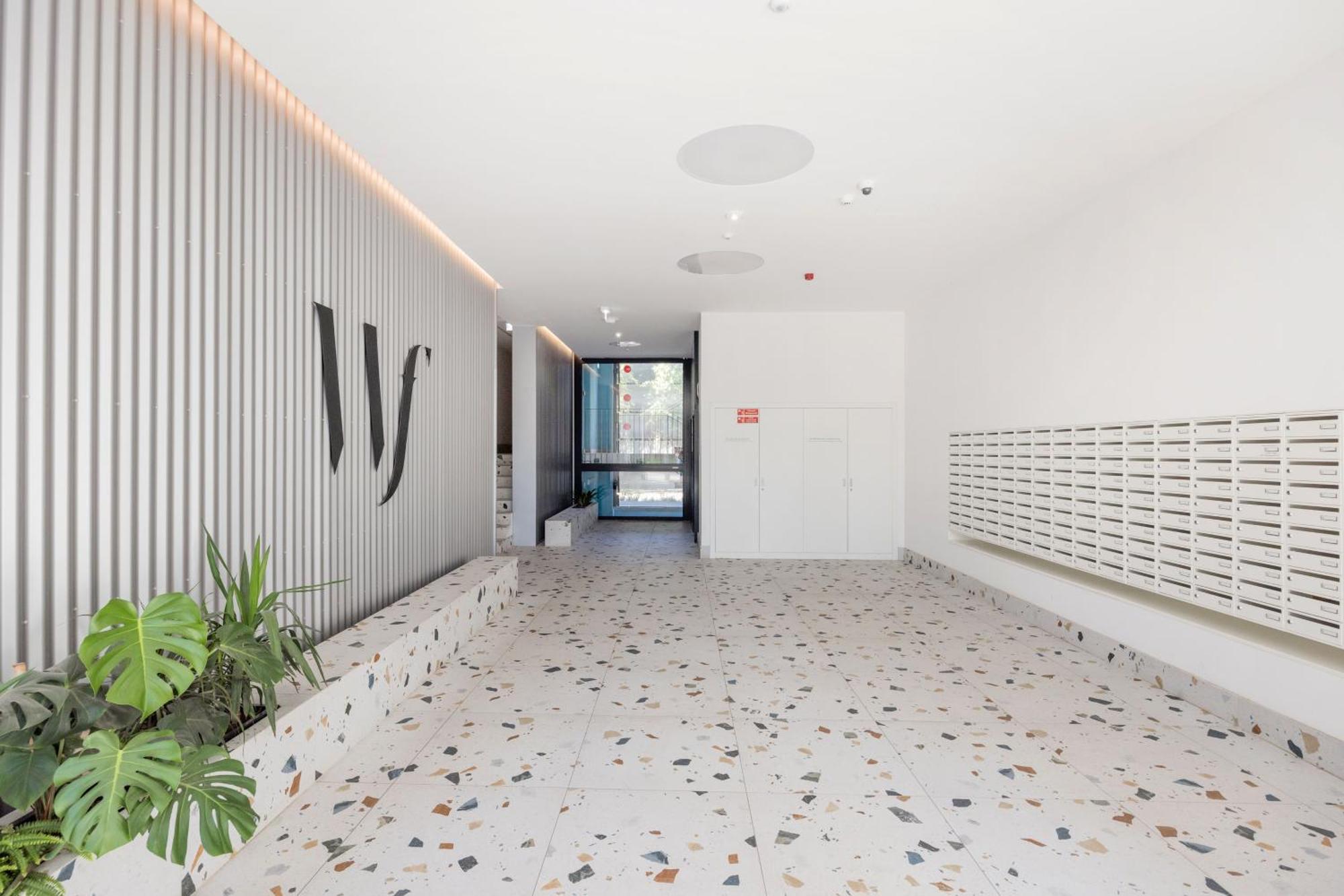 Modern Riverfront Apartment With Free Parking Boedapest Buitenkant foto