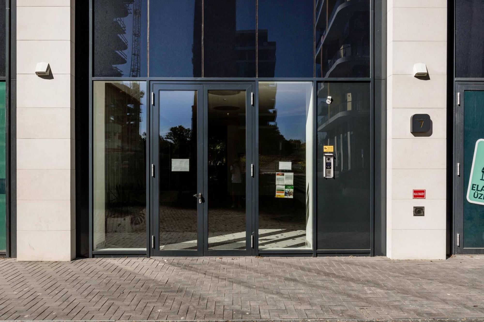 Modern Riverfront Apartment With Free Parking Boedapest Buitenkant foto